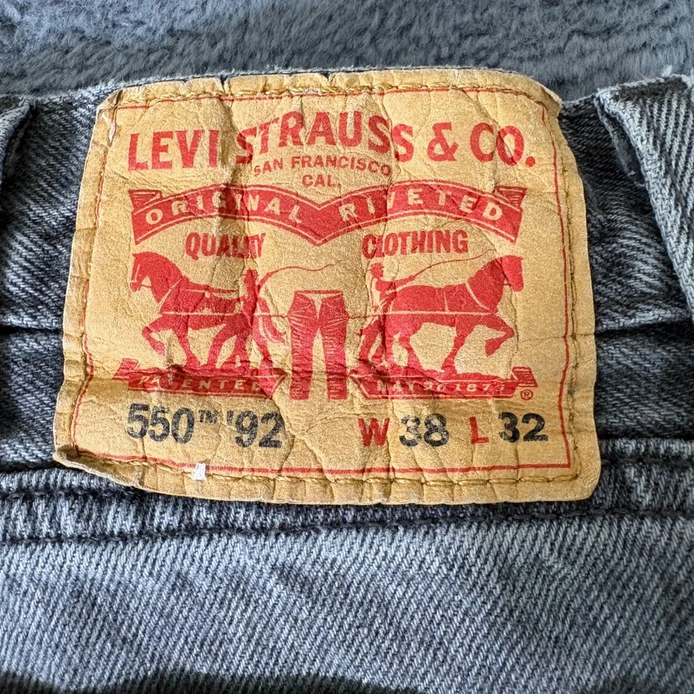 Levis 550 92 Relaxed Tapered Jeans Mens 38x30 Gray Faded Black Denim AQ537